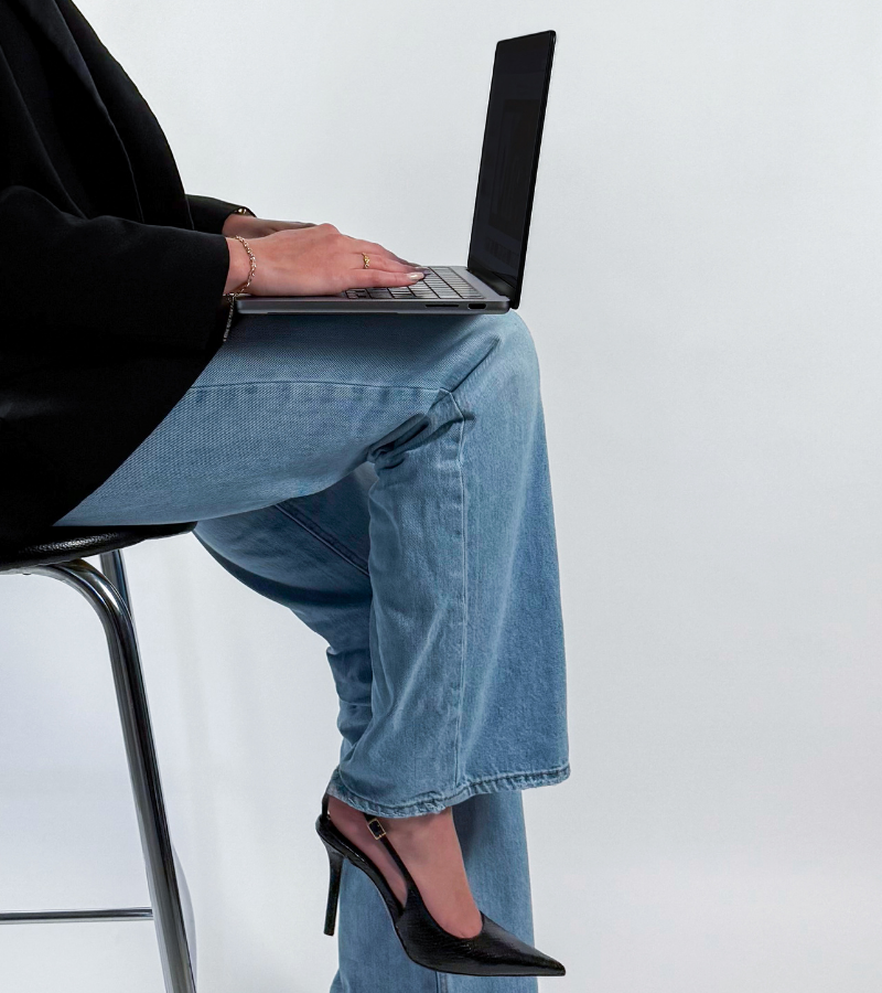 Freelance en direction artistique travaillant sur un site internet