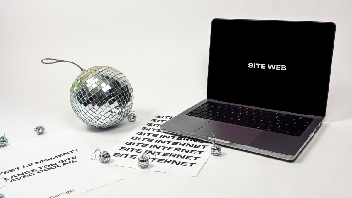 Ordinateur avec étiquette "site internet" et boule disco. Direction Artistique et Web Design à Mériel