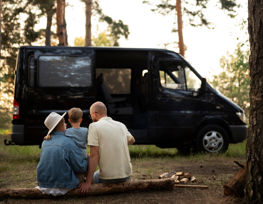 Photographie d’un van en pleine nature représentant l’univers vanlife du Van Francilien.