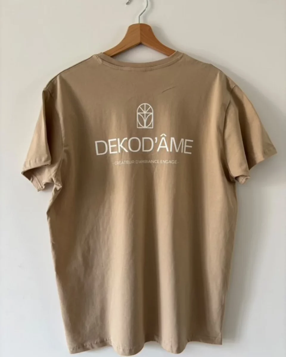 Création de visuel pour T-shirt par Coolab Agency, illustrant l’identité visuelle d’une marque