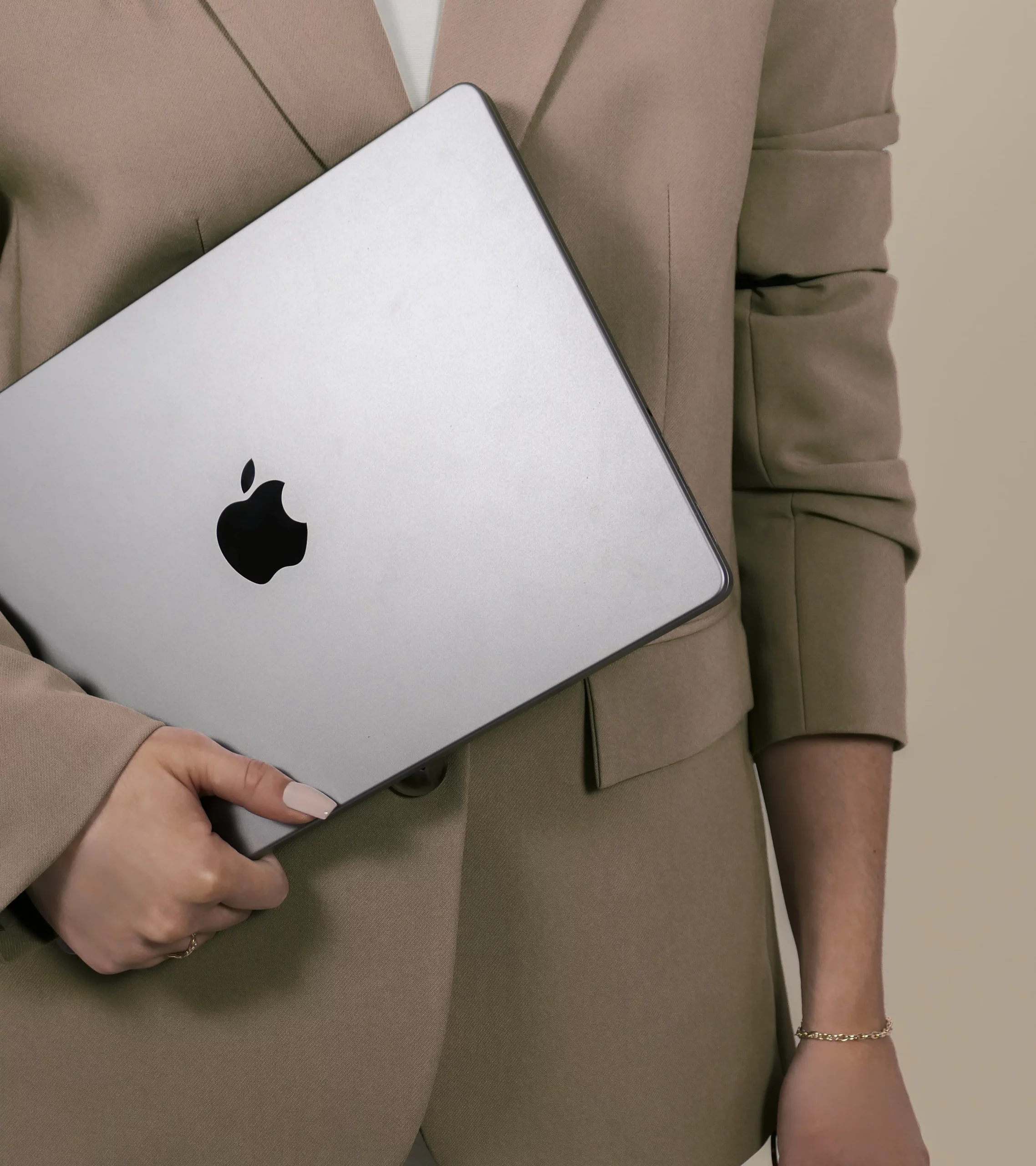 Léa Dubois travaillant sur un site web depuis son ordinateur portable.